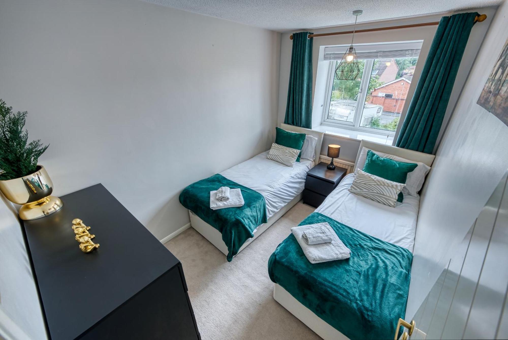 Capri 13 Sa - 3 Bed House, Close To Loughborough University & M1 Motorway, Free Wifi, Big Garden, Ample Parking- Ask For Contractor Rates! 외부 사진